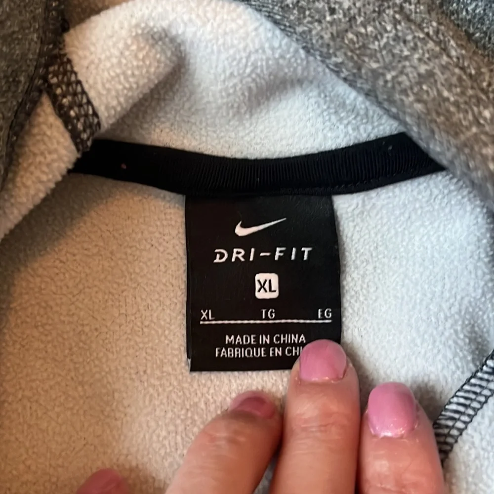 2 Nike girls hoodies. - Picture 5 of 5